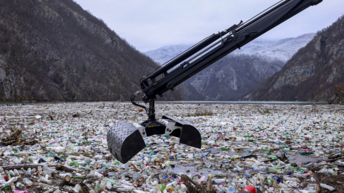 Nova godina, problemi stari: Reku Drinu i ove sezone "zatrpavalo" tone smeća