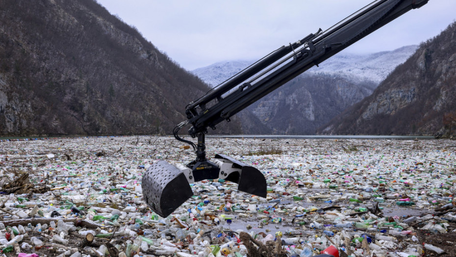Nova godina, problemi stari: Reku Drinu i ove sezone "zatrpavalo" tone smeća