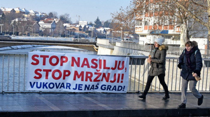 Istraga u Vukovaru: Mladić bacio hrvatsku zastavu u vatru, poslanik Domovinskog pokreta tvrdi da je Srbin