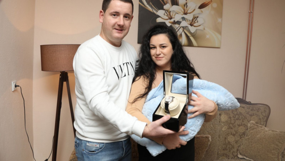 Prvorođenoj bebi na KiM u 2024. uručen sat koji joj je poklonio Vučić