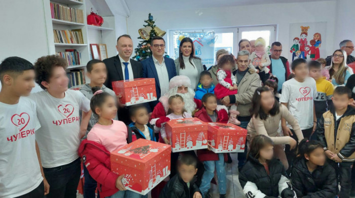 Državni sekretar Pejović uručio paketiće deci iz hraniteljskih porodica