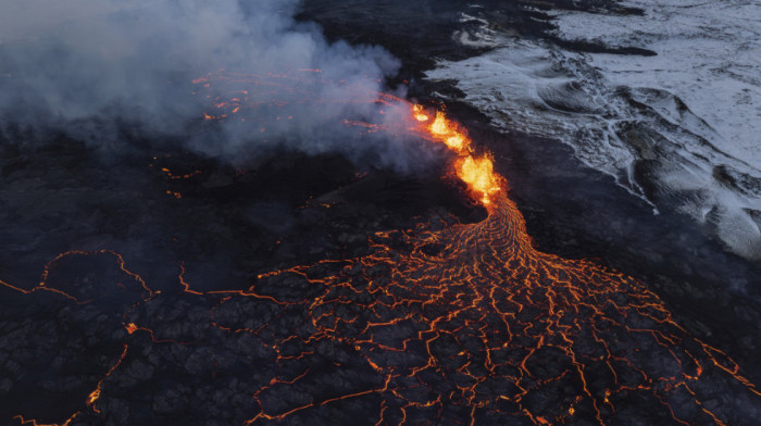 Nova erupcija vulkana na Islandu, izbacuje lavu i do 80 metara visine