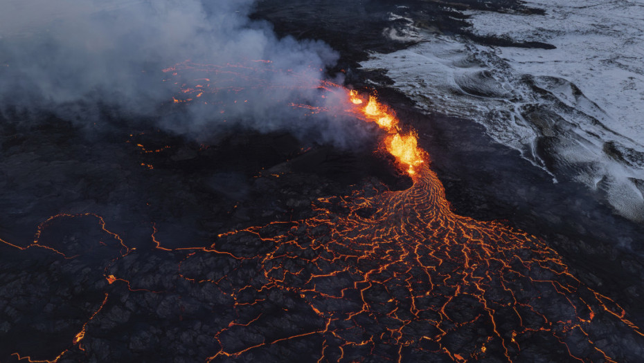 Četvrta erupcija vulkana na Islandu u poslednja tri meseca - grade se odbrambeni nasipi za skretanje lave od naselja