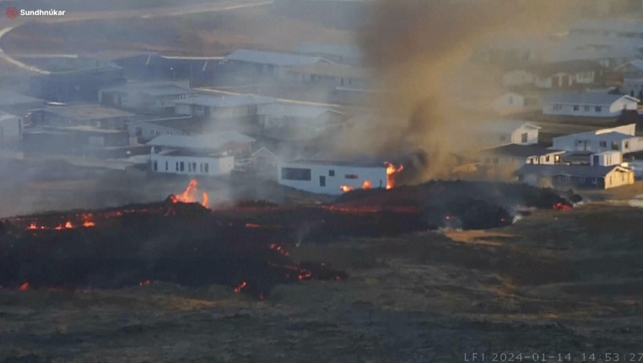 Nivo uzbune u Grindaviku na najvišem nivou: Otvorile se pukotine posle erupcije vulkana, kuće se zapalile
