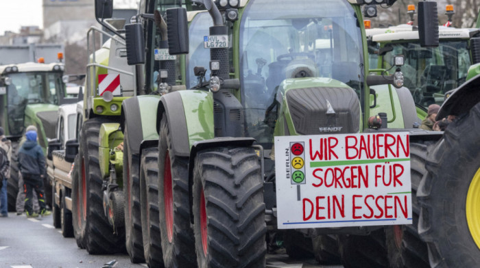Nedelja štrajkova u Nemačkoj: Najmasovniji skup poljoprivrednika u Berlinu, oko 5.000 traktora blokirali ulice