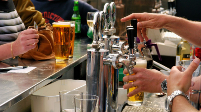 Istraživanje u Britaniji koje će razočarati pivopije: Oko 70 odsto pabova sipa pivo manje od propisane količine