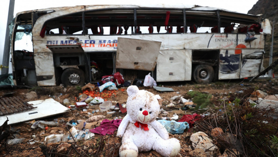 Devetoro ljudi poginulo u prevrtanju autobusa u Turskoj