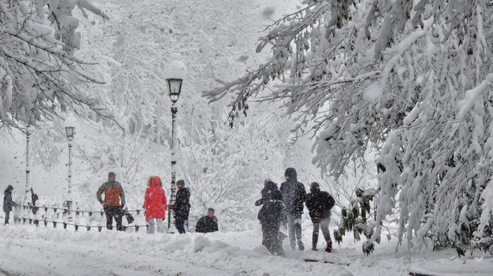 Zbog snežnih padavina u Mariboru i Celju više od 30.000 potrošača bez struje
