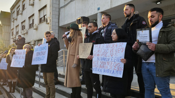 "Stop akušerskom nasilju": Održa protest u Sremskoj Mitrovici zbog smrti bebe
