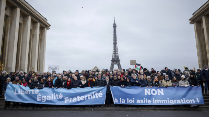 Desetine hiljada ljudi u Francuskoj demonstrira protiv zakona o migraciji: Usvajanje je "pobeda ekstremne desnice"
