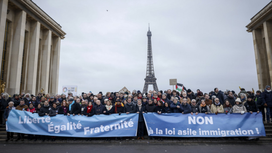 Desetine hiljada ljudi u Francuskoj demonstrira protiv zakona o migraciji: Usvajanje je "pobeda ekstremne desnice"