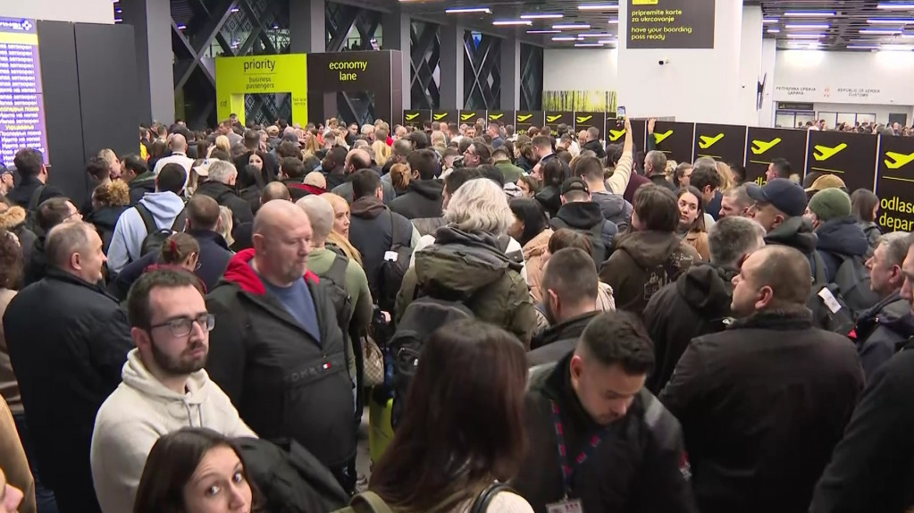 Snežne padavine paralisale aerodrom "Nikola Tesla": Letovi otkazani, putnici čekaju informacije