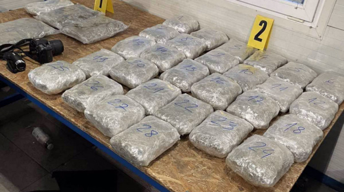 Zaplena na Batrovcima: Policija u specijalno izrađenom bunkeru automobila pronašla 17 kilograma marihuane