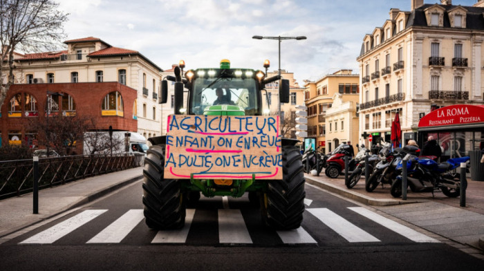 Test za novu Makronovu vladu i šansa za desnicu: Posle nemačkih i francuski poljoprivrednici izašli na ulice