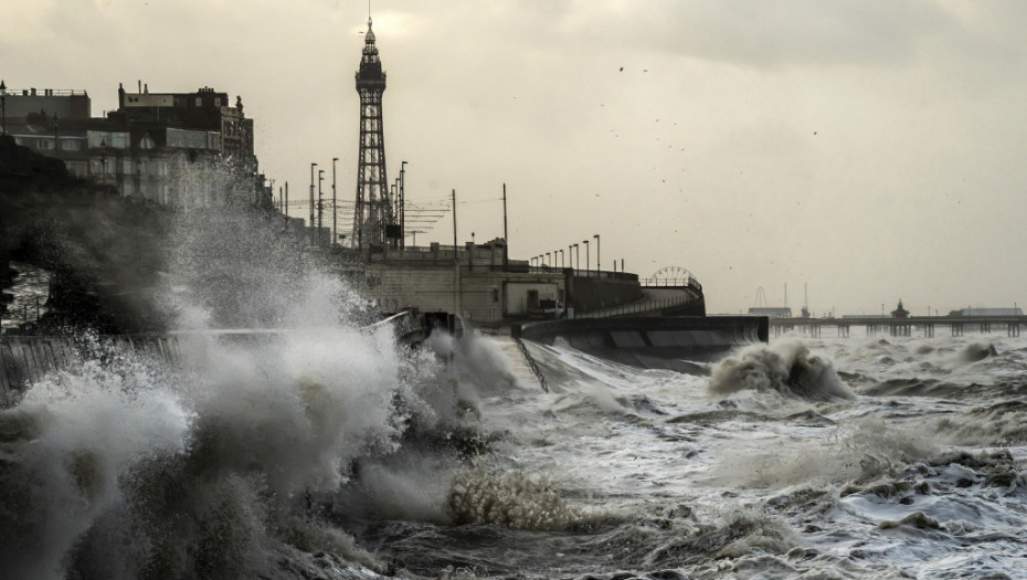 Oluja "Iša" pogodila Veliku Britaniju: Dve osobe poginule, desetine hiljada ljudi ostalo bez struje