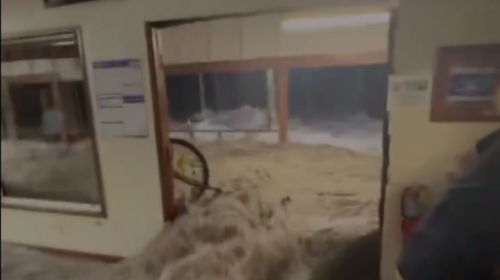 Ogromni talasi oštetili američku bazu na Maršalskim ostrvima: Snimljeno kako voda probija vrata objekta