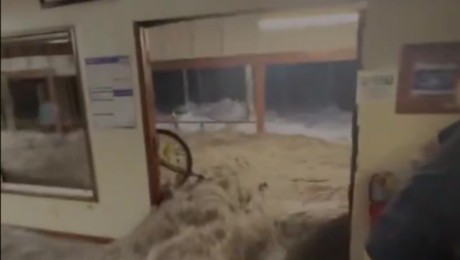 Ogromni talasi oštetili američku bazu na Maršalskim ostrvima: Snimljeno kako voda probija vrata objekta