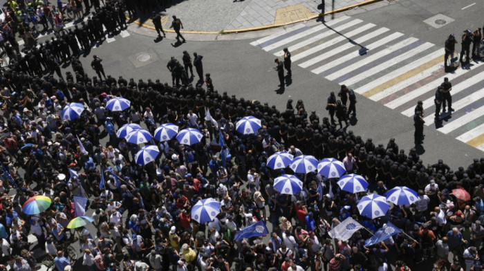 Stotine hiljada ljudi protestovalo u Argentini protiv rezova za državne fakultete
