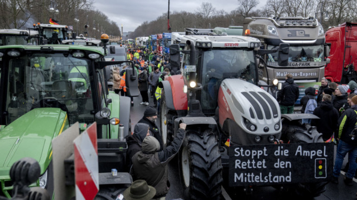 Bes poljoprivrednika se širi Evropom: Parade traktora održane u šest zemalja, Fon der Lajen pokreće strateški dijalog