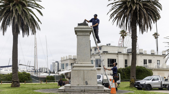 Vandali srušili statuu kapetana Kuka u Melburnu i poručili: "Kolonija će pasti"