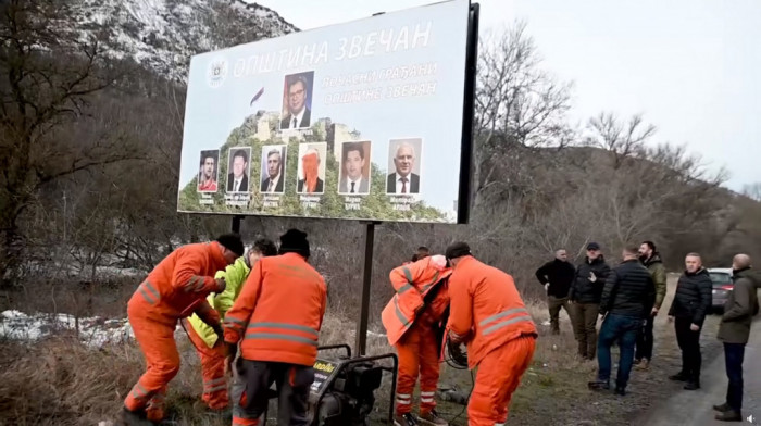 U Zvečanu uklonjen bilbord sa fotografijama počasnih građana: Među njima Vučić, Đoković i Putin
