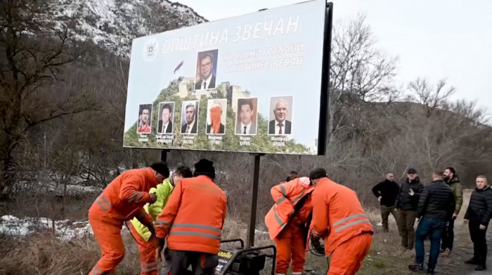 U Zvečanu uklonjen bilbord sa fotografijama počasnih građana: Među njima Vučić, Đoković i Putin