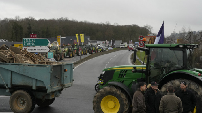 Francuski poljoprivrednici blokirali auto-puteve, bacali paradajz i kupus iz uvoza