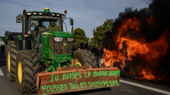 Radikalizacija protesta u Francuskoj: Okupljeni zapalili sedište fonda za socijalnu zaštitu poljoprivrednika u Narbonu
