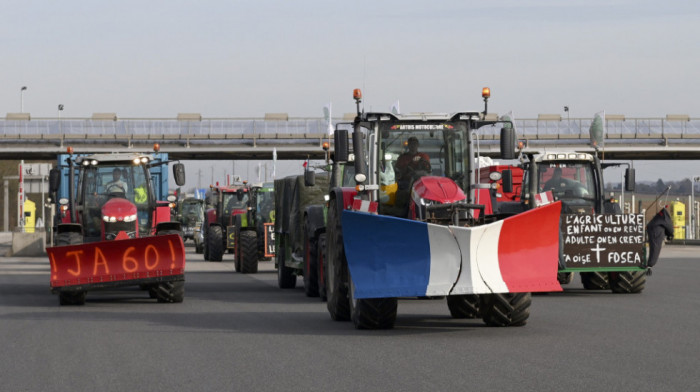 Poljoprivrednici započeli blokadu Pariza: Oko 800 traktora blokiralo prilaze prestonici