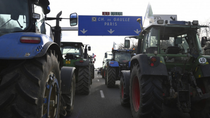 Dve nedelje protesta francuskih poljoprivrednika: Farmeri na traktorima se približavaju Parizu u nameri da ga blokiraju