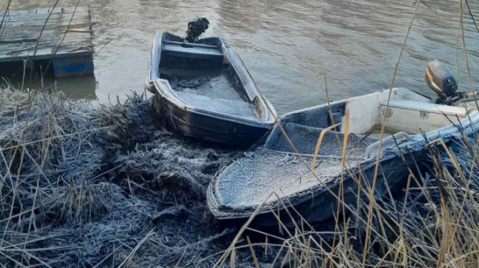 Zapaljena dva čamca ribočuvarske službe u Bečeju: Sumnja se na ribokradice