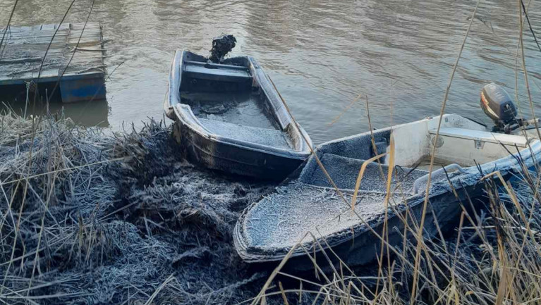 Zapaljena dva čamca ribočuvarske službe u Bečeju: Sumnja se na ribokradice