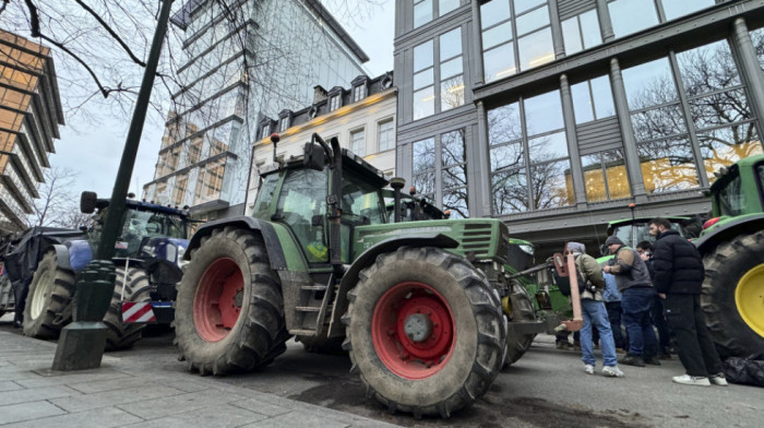 Dan uoči samita lidera vlada EU: Belgijski poljoprivrednici blokirali glavne puteve širom zemlje
