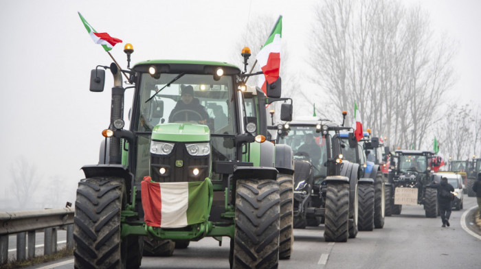 Italijanski poljoprivrednici traktorima blokirali naplatnu rampu u Breši