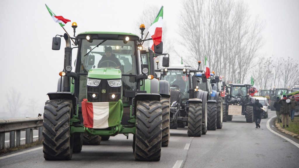 Italijanski poljoprivrednici traktorima blokirali naplatnu rampu u Breši