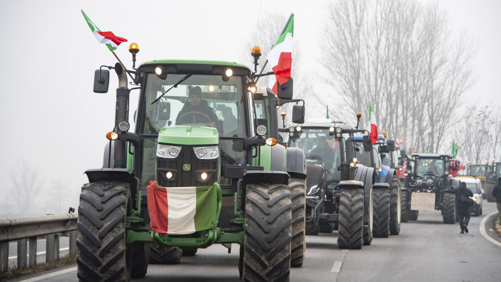 Italijanski poljoprivrednici traktorima blokirali naplatnu rampu u Breši