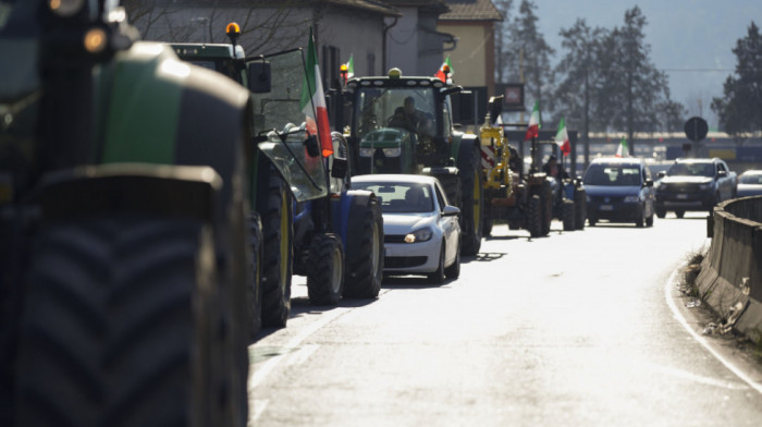 Oko 300 traktora i hiljadu demonstranata blokirali saobraćaj na auto-putu u Italiji