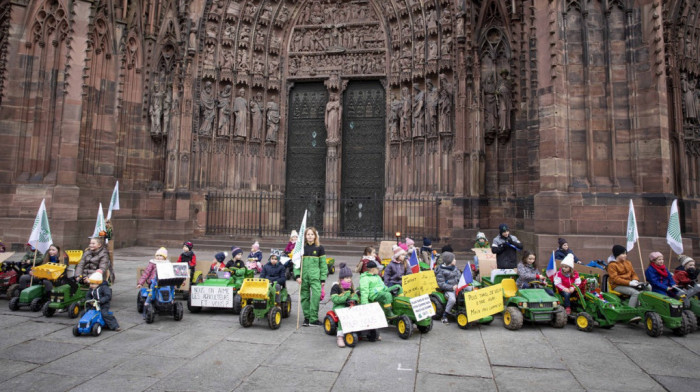 Deca francuskih farmera protestovala u Strazburu na traktorima igračkama