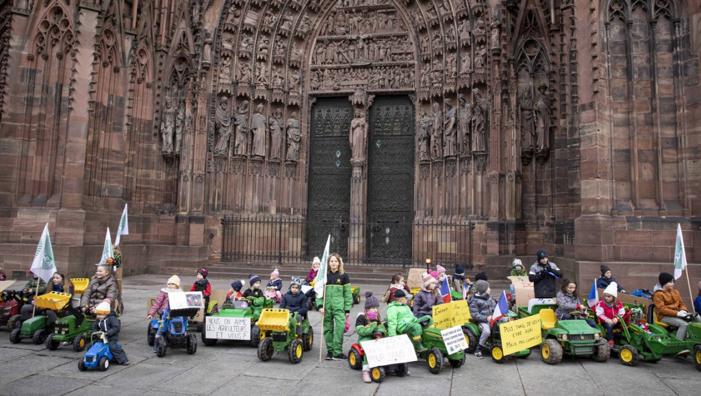 Deca francuskih farmera protestovala u Strazburu na traktorima igračkama