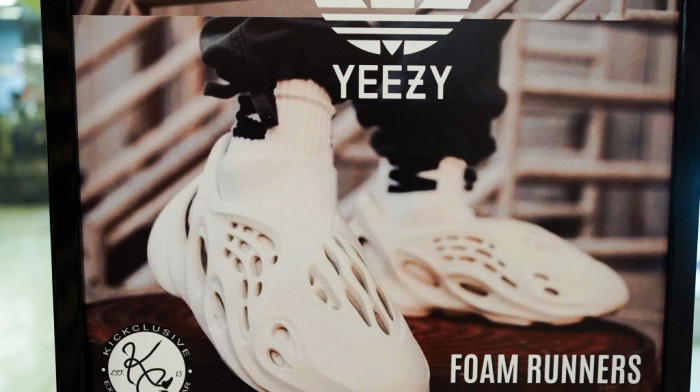 Adidas pokušava da "kontroliše štetu", rasprodaje patike Yezzy koje je kreirao Kanje Vest po proizvođaćkoj ceni