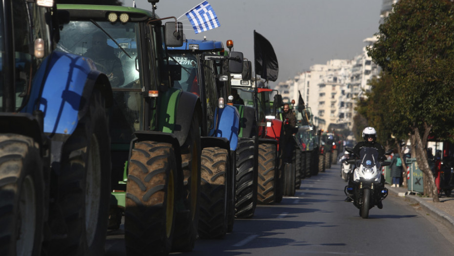 Poljoprivrednici sa 300 traktora blokirali kapiju sajma u Solunu (FOTO)