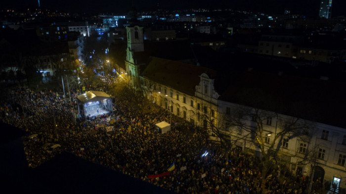 Na desetine hiljada ljudi u Slovačkoj protestovalo protiv Ficove reforme tužilaštva