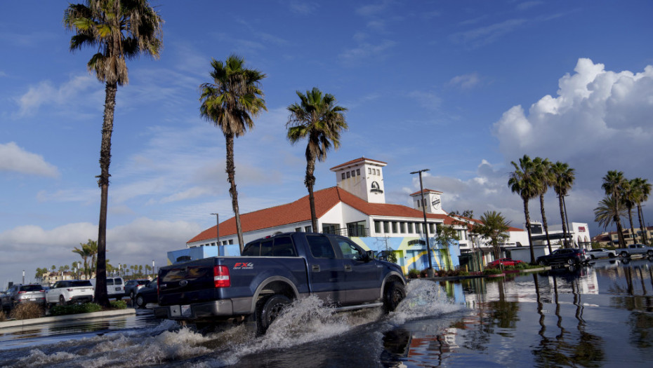 Južnu Kaliforniju pogodila olujna kiša: Poplavljen Long Bič, zatvoreni putevi