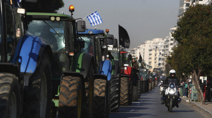 Grčka najavila pomoć farmerima od 82 miliona evra, nakon što je 300 traktora prodefilovalo Solunom