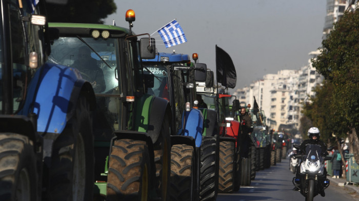 Grčka najavila pomoć farmerima od 82 miliona evra, nakon što je 300 traktora prodefilovalo Solunom