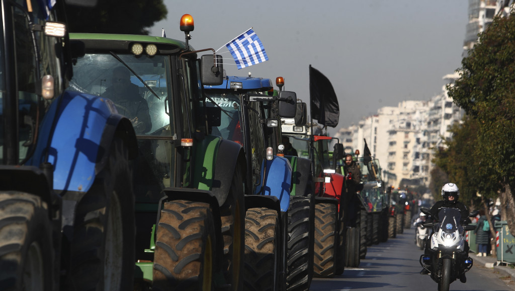 Grčka najavila pomoć farmerima od 82 miliona evra, nakon što je 300 traktora prodefilovalo Solunom