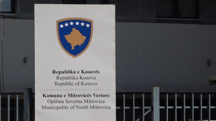 Priština nastavila sa postavljanjem zastava i simbola u severnom delu Kosovske Mitrovice (FOTO)