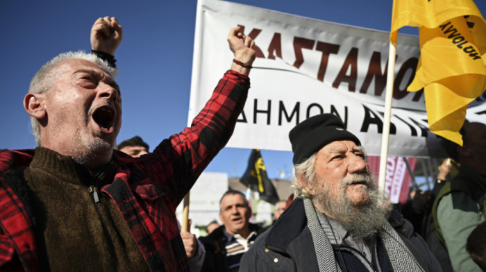 Poljoprivrednici u Grčkoj i posle mera vlade najavljuju još veće blokade: "Samo kap u moru"