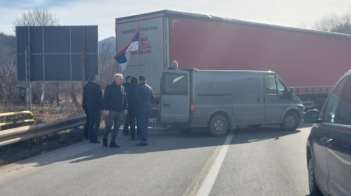 Srbi raseljeni sa Kosova i Metohije najavili tročasovne blokade administrativnog prelaza