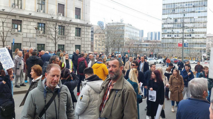 "25 minuta tišine za 25 godina čekanja pravde": Protest ispred suda zbog oslobađajuće presude za ubistvo Ćuruvije